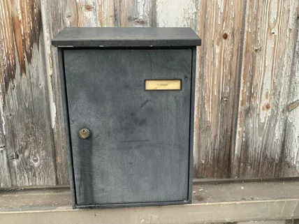 Ausgeblichener Briefkasten vor der Aufwertung